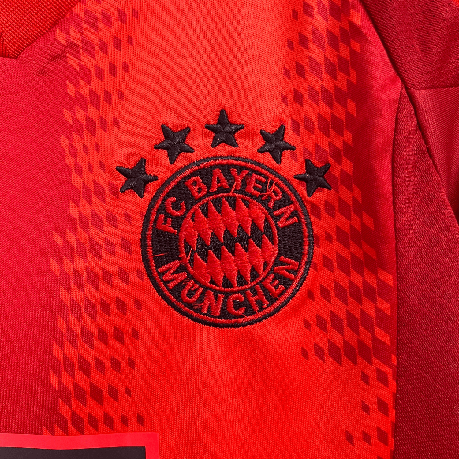 24/25 FC Bayern Home Kids Size Kit for Ultimate Comfort
