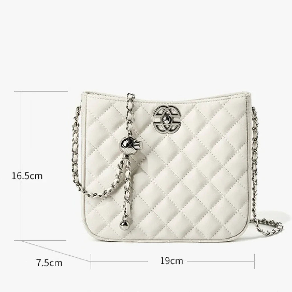 Quilted white crossbody bag with chain strap, dimensions 19x16.5x7.5 cm