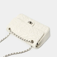 White quilted leather shoulder bag with floral pattern and silver chain strap