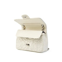 White quilted leather shoulder bag with floral pattern and silver chain, open flap