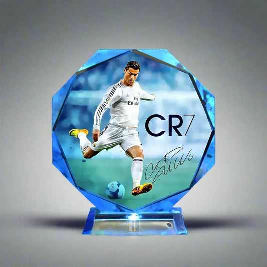 Crystal with a soccer player in a white uniform and 'CR7' branding on a dark background.